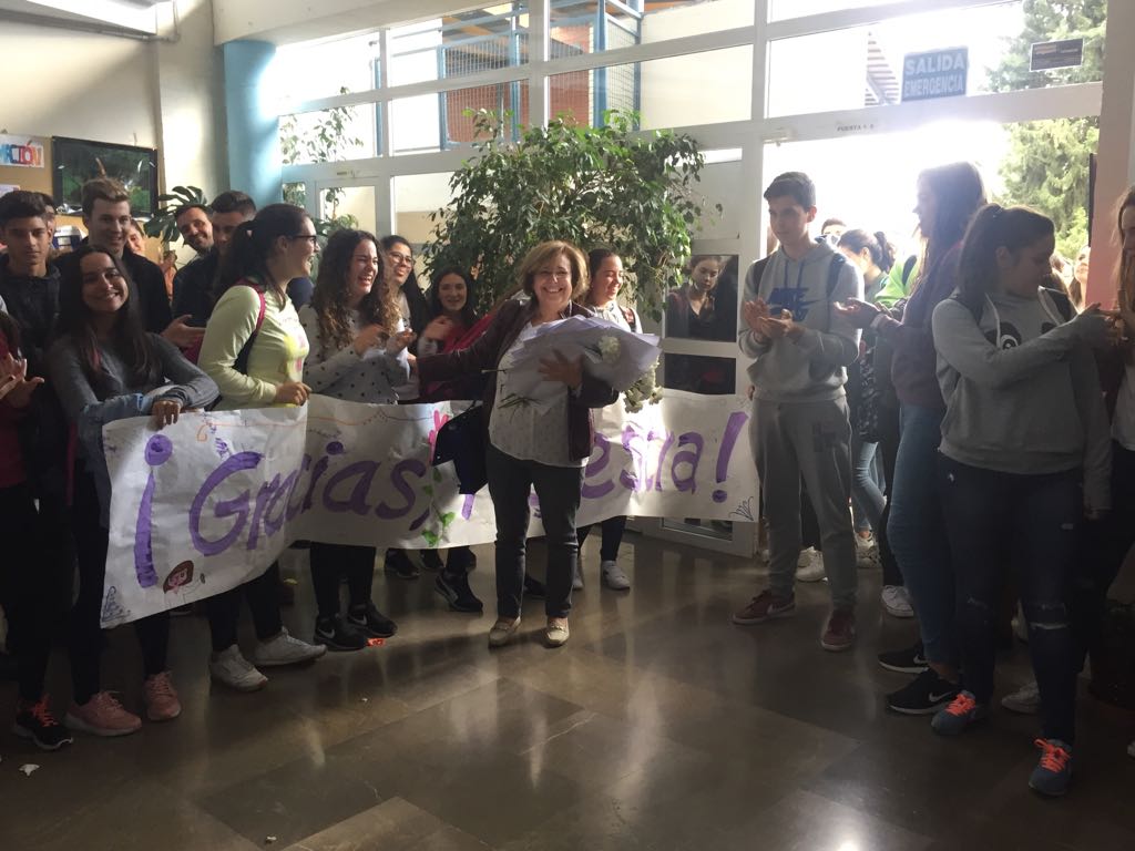 Foto en el homenaje a Ana Bellido - Delante de la pancarta con los alumnos